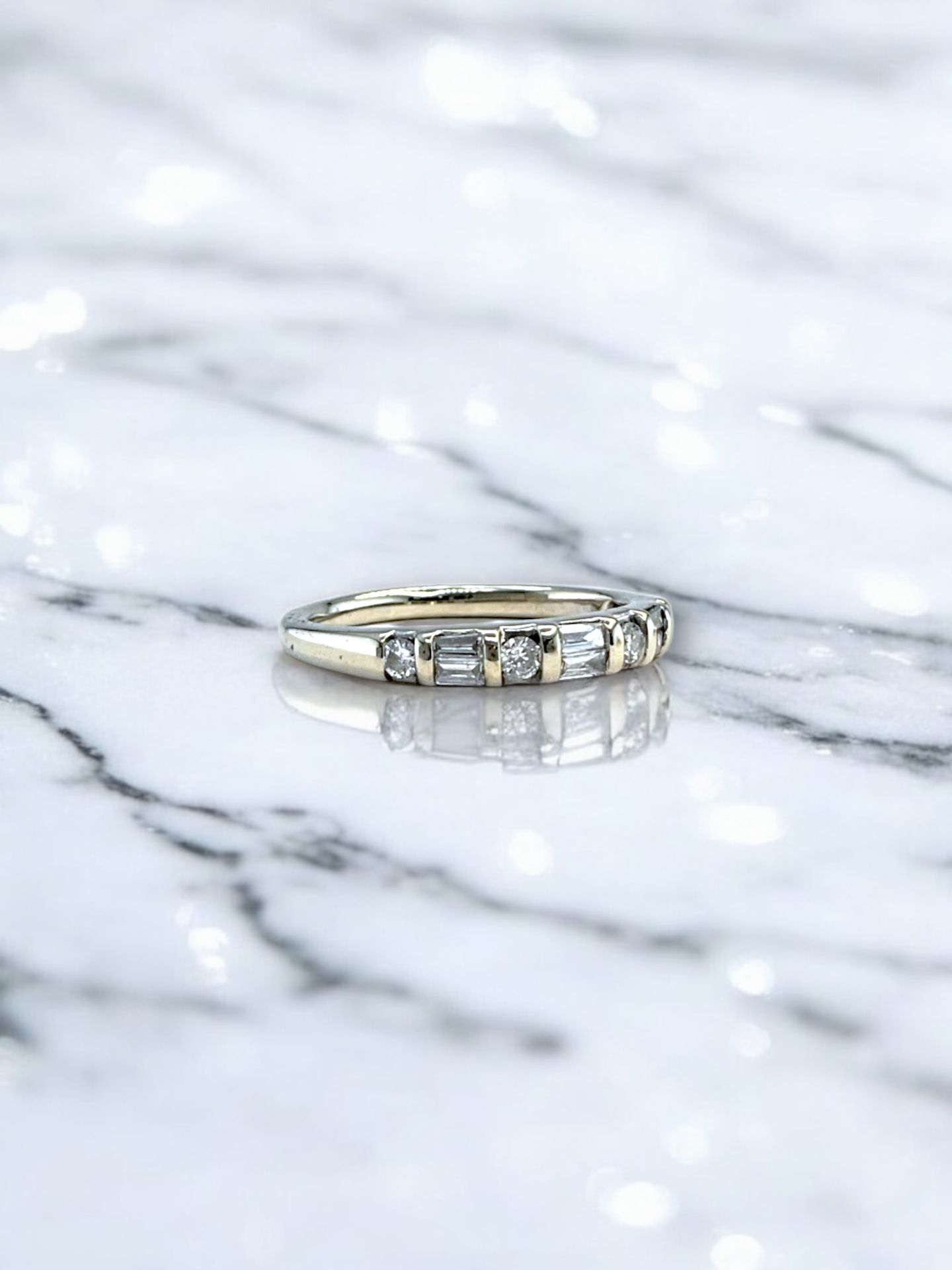 14kt 1.90g White Gold with Small Emerald/Round Cut Diamonds Ring.
