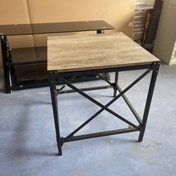 Stylish end table - 21.5” x 21.5” x 24” H