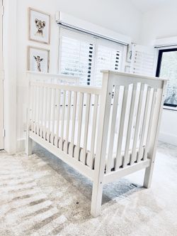 Beautiful Crib “Pottery Barn” + Mattress