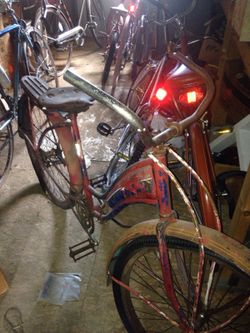 Not sure what the make or model is but I'm guessing it's a 1950s 26 inch bike.