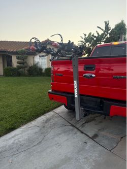 Yakima Bike Hitch (holds 3 bikes) with KEY and 1”in & 2”in Hitch Adapter