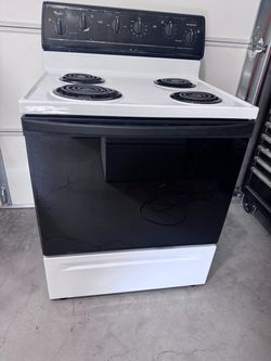 Whirlpool 30” Electric Coil range oven.