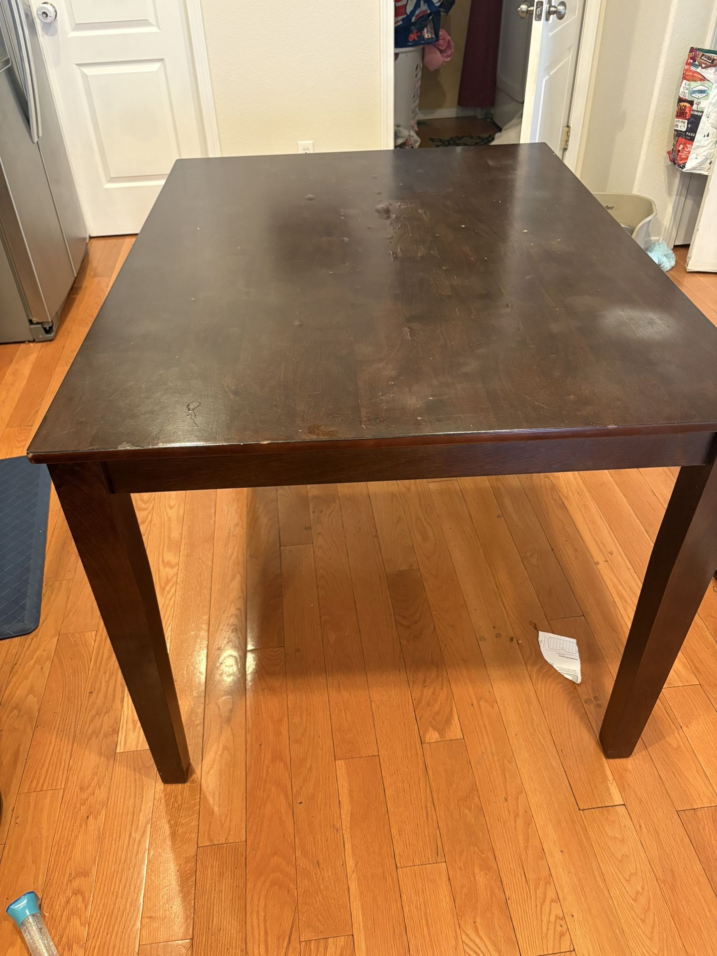 Dining table and 4 Chairs