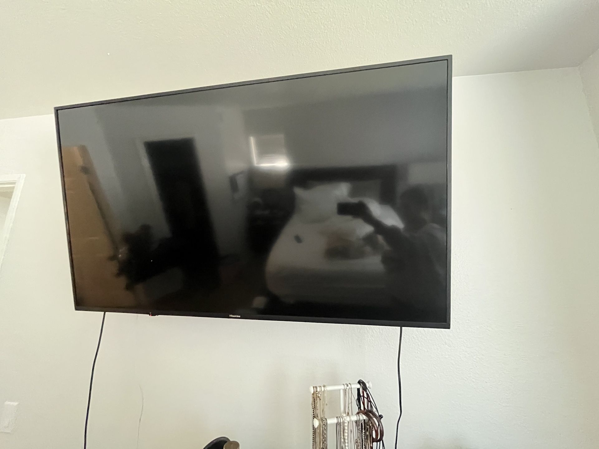 Hisense 55 Inch TV + Wall Mount