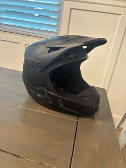 Matte black fox v1 helmet