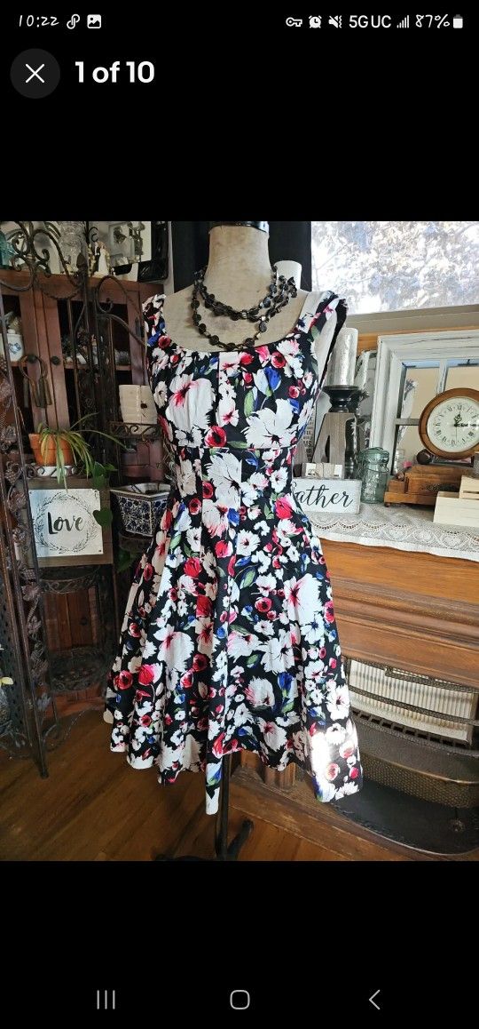 White House Black Market Black/White/Red/Blue/Green Floral Sz 00 Pockets