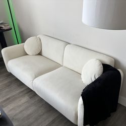 Modern Beige Sofa – Like New, 84” + Pillows
