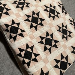 Calvin Klein QUEEN SZ Quilt bedspread Warm Pink Black Abstract Pattern