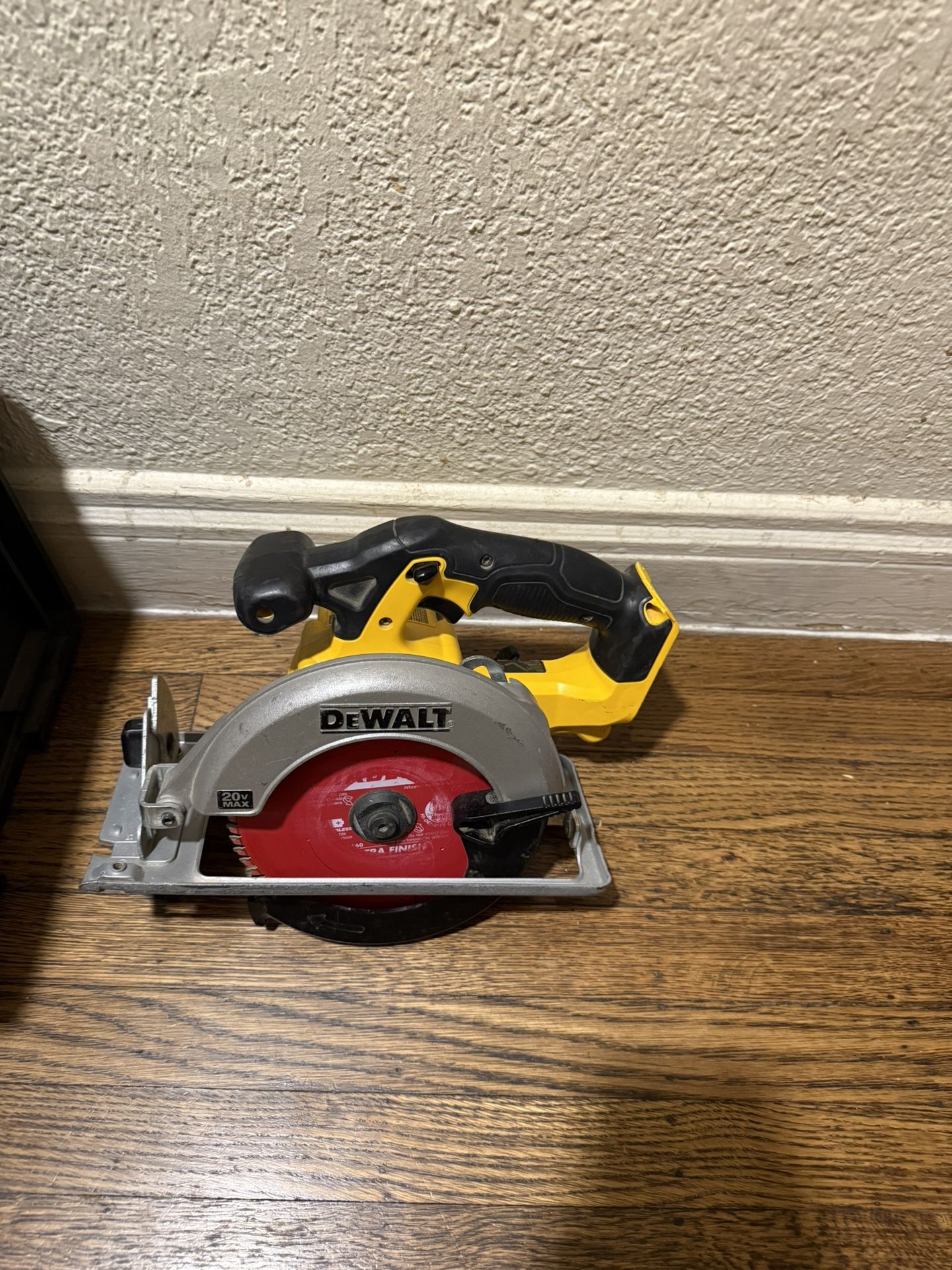 20 V Dewalt Cordless Saw W/ Battery