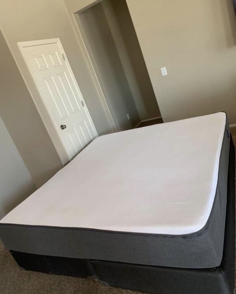 KING CASPER MATTRESS AND FREE BOX SPRINGS