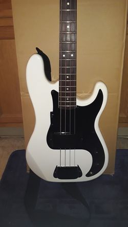 Vintage style P bass w pickuo covers
