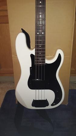 Vintage style P bass w pickuo covers