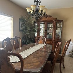 Dinning Table Set With Plant 