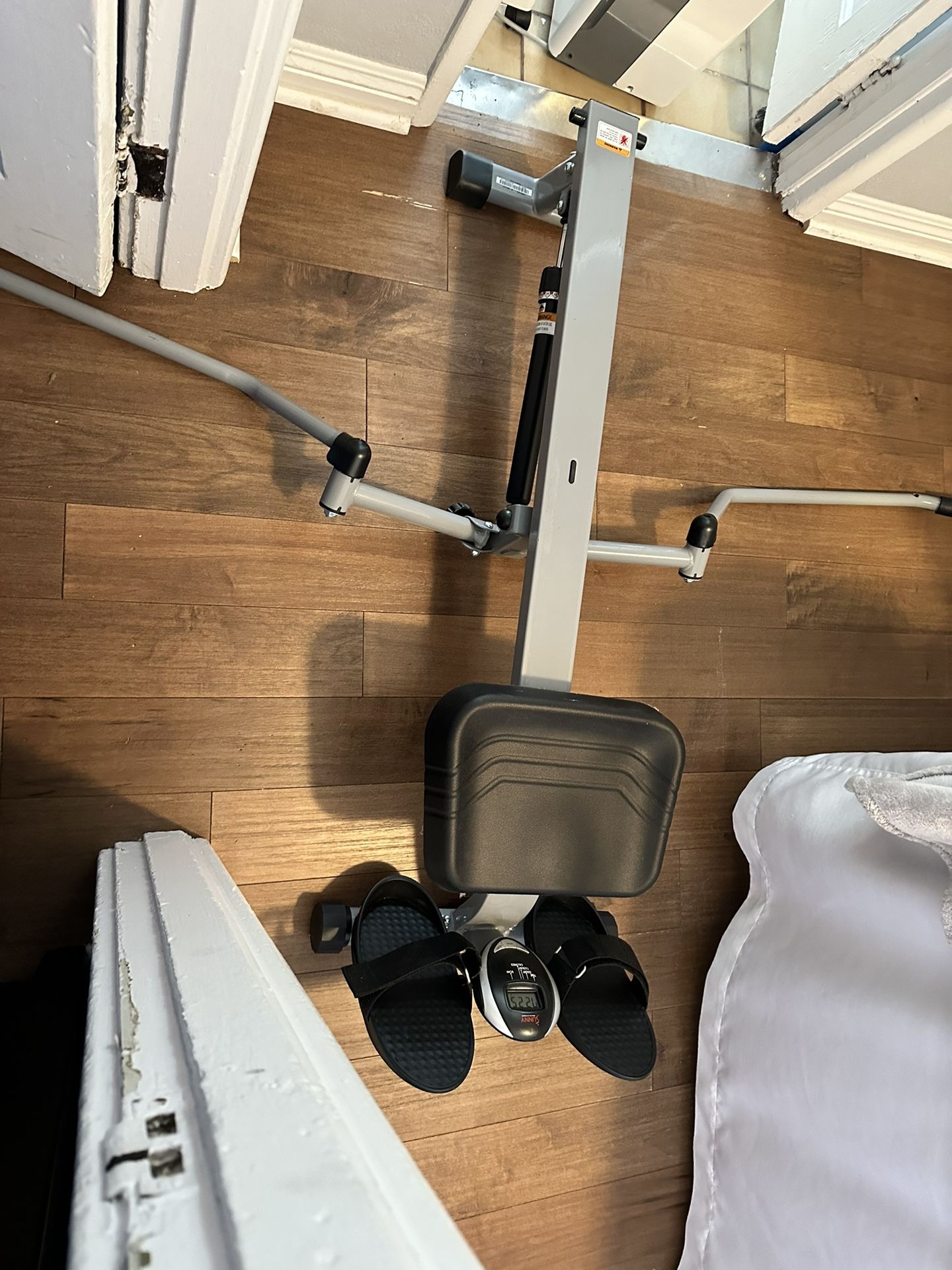 Sunny Health & Fitness Full Motion Rowing Machine