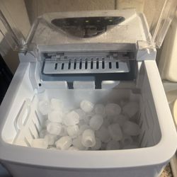 Counter Top Ice  Maker.