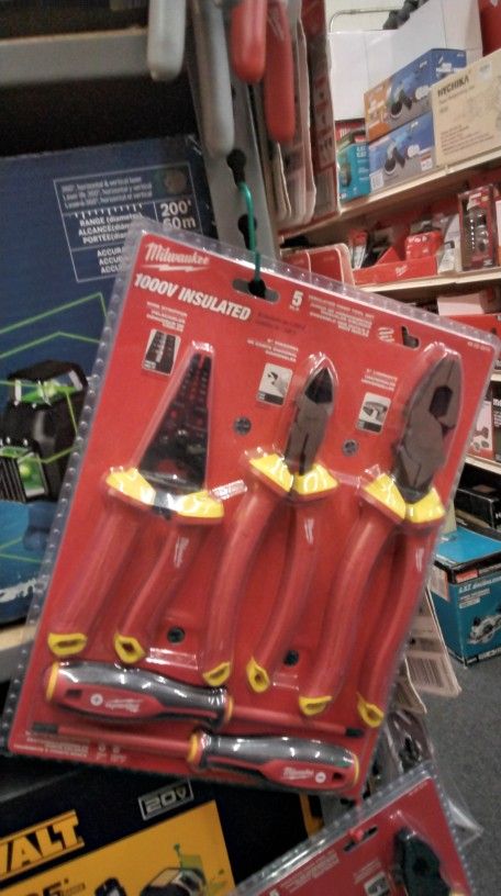 MILWAUKEE 5PC./P. INSULATED HAND TOOL SET 