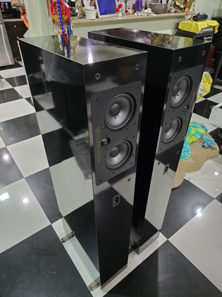 Model VT-2 Specifications
· System Type: 3-way vented design
· Driver Complement: 10” long-throw subwoofer, two 5.25” midranges,
1” fluid-cooled so