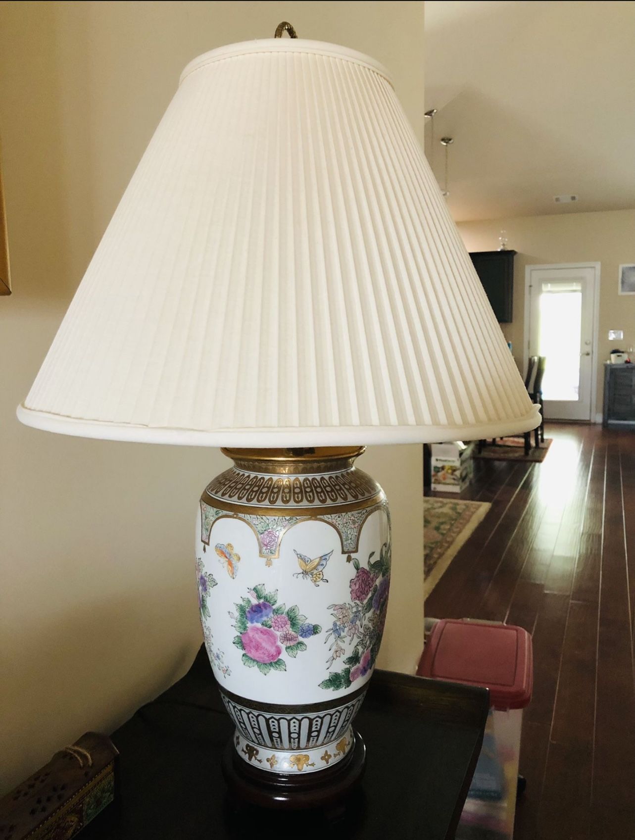 Antique oriental style table lamp 