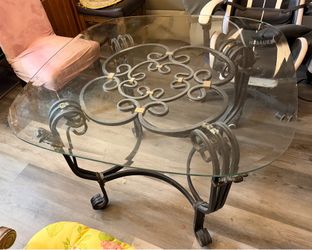 Used dining  table Glass and metal dimensions 42x42 Asking for $125