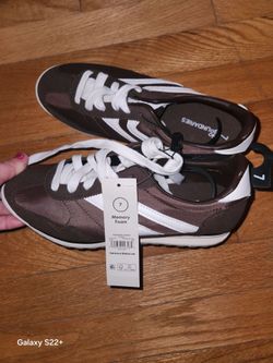 NEW No Boundaries Retro Jogger Sneakers Size 7