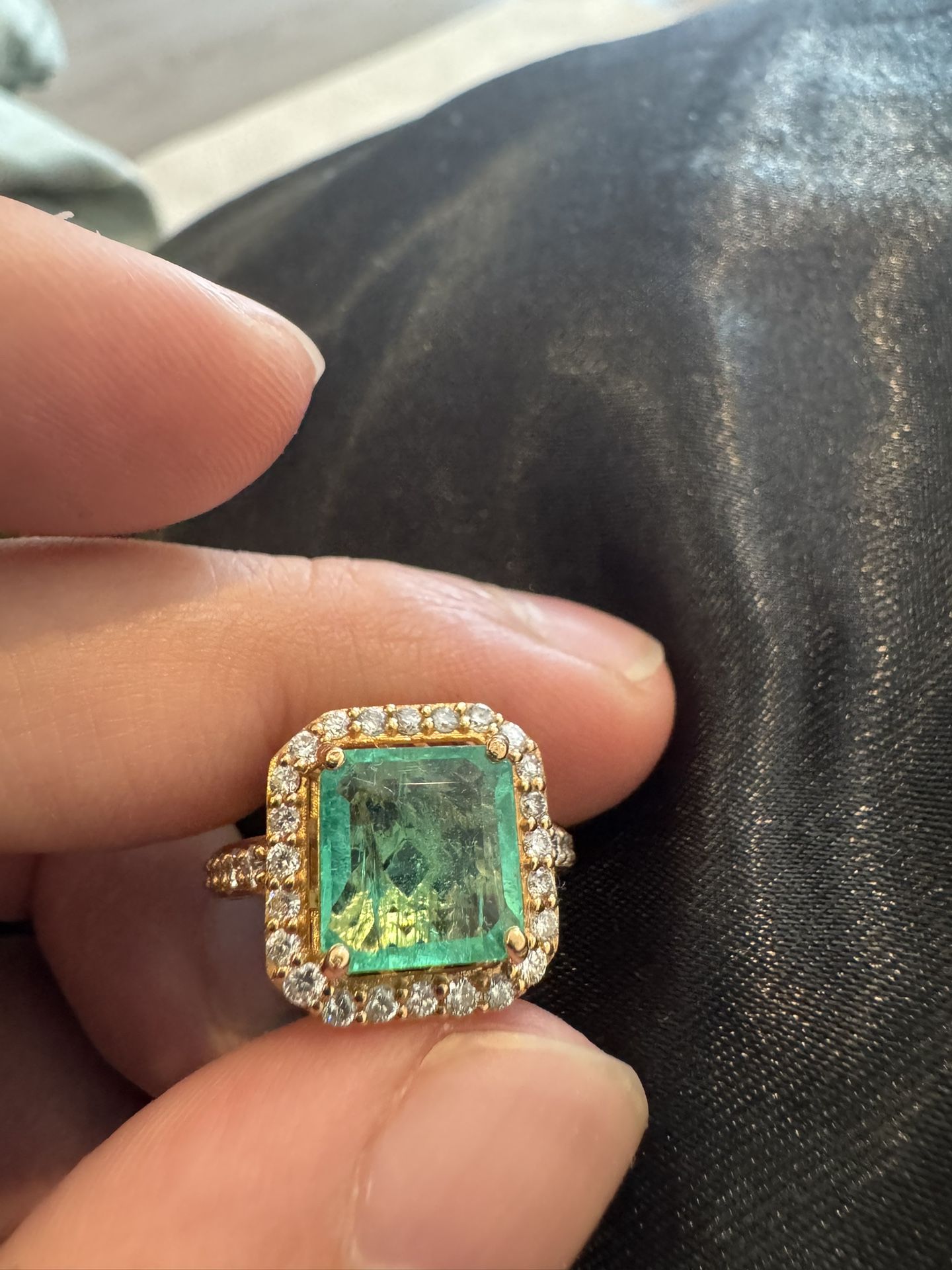 Women’s Emearld 18k Diamond Ring