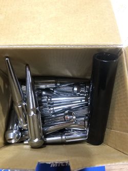 14x1.5 chrome spike lug nuts ( 24 lug nuts with key) only $99......
