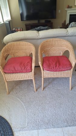 2 ratton chairs with cushion