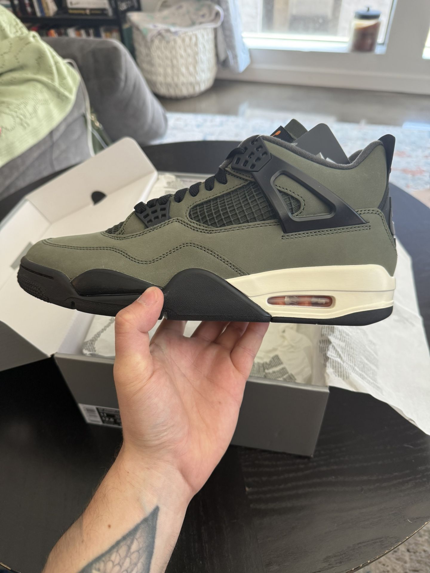 Jordan 4 Undefeated - Size 11