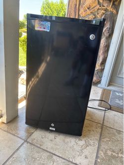 GE mini fridge