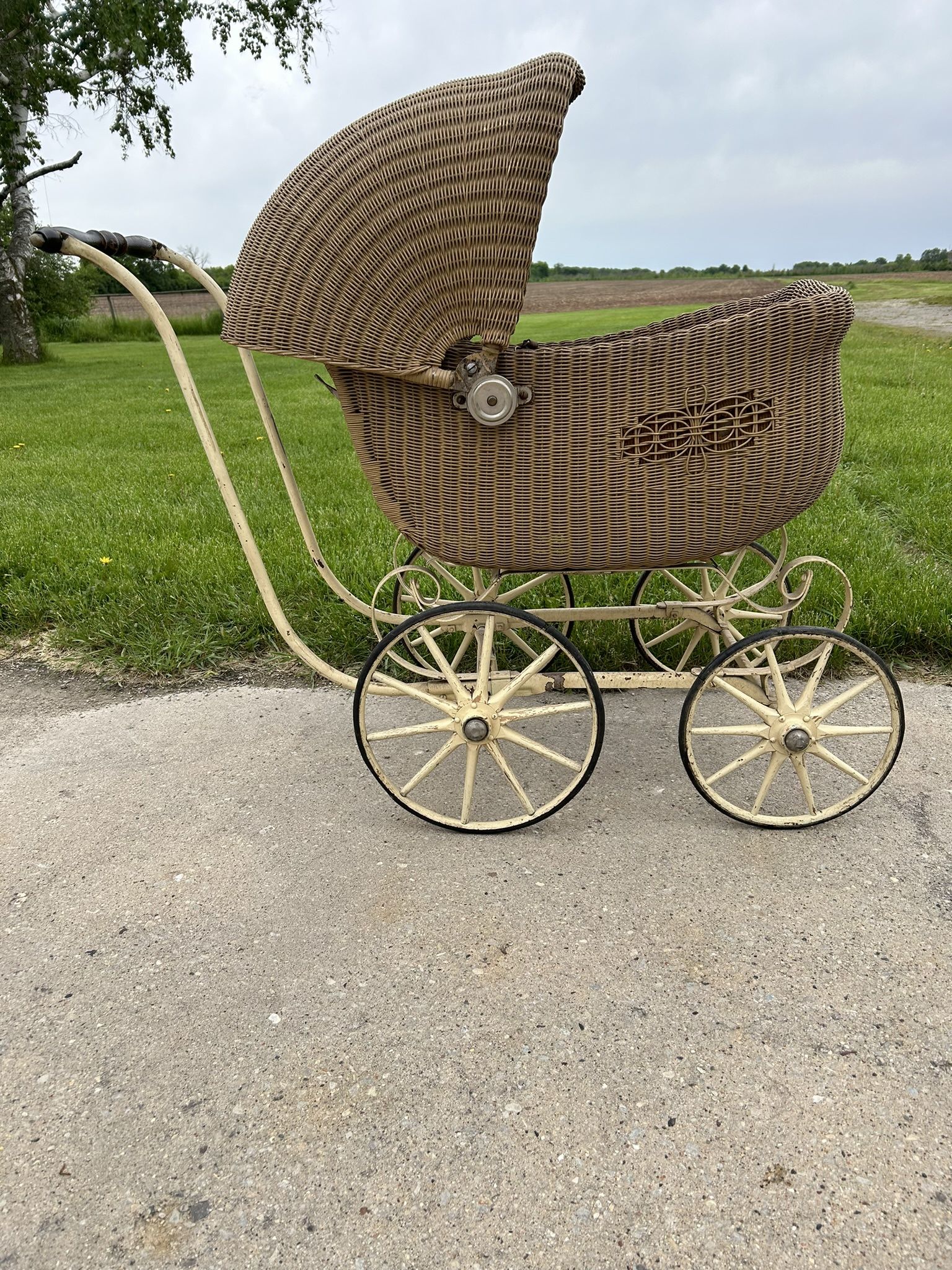 Very Old Bay Buggy, Fine Wicker Weaving, In Fantastic Condition, Original Wheels, A Great Display Piece!