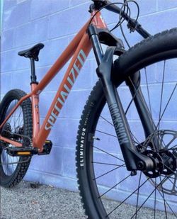 Specialized fuse sport 27.5 sram drivetrain sram hydraulic disc brakes dropper seat  rockshox freshly assembled asking 1600$ firm Large