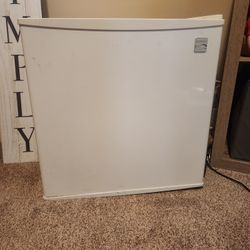Compact Refrigerator 