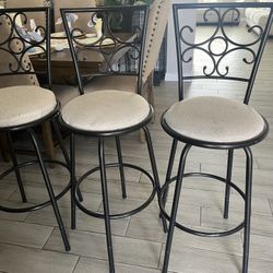 3 Sillas Altas/  3 Stool Chairs