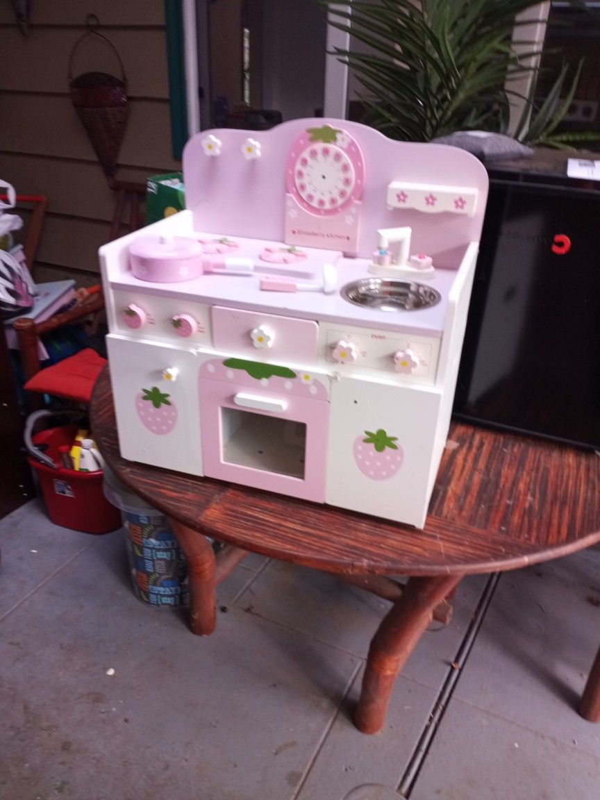 21x22x12  Strawberry    Play Kitchen 