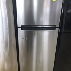 Whirlpool Top Freezer Refrigerator in Stainless Steel 