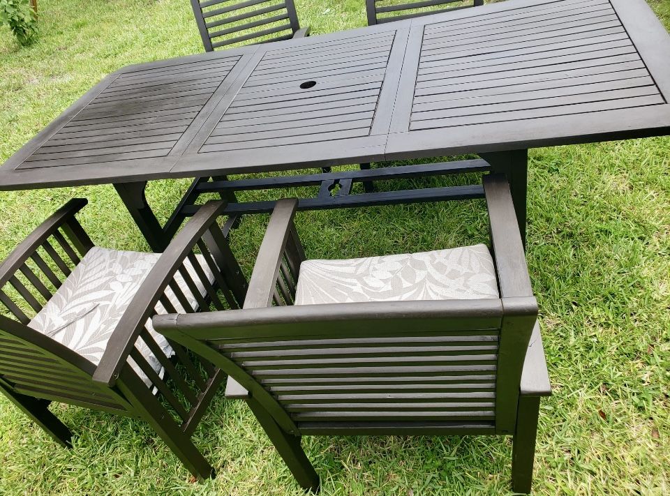BEAUTIFUL PATIO SET GOOD CONDITION 
