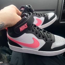 Nike Size 5 Youth. Brand New 