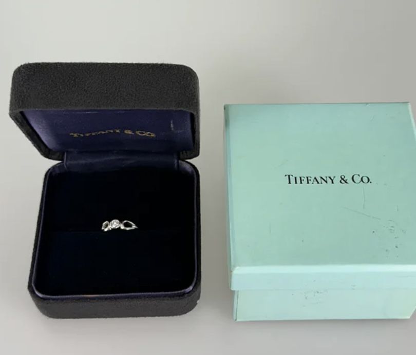 Authentic TIFFANY&Co. Teardrop Double Diamond Ring. Comes With Boxes,950 PT