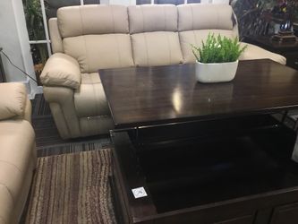 Beautiful coffe table and two end tables