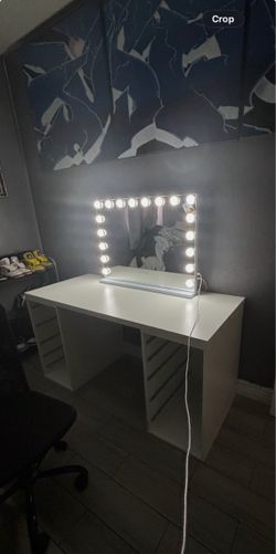 White Vanity / Desk ( no mirror)