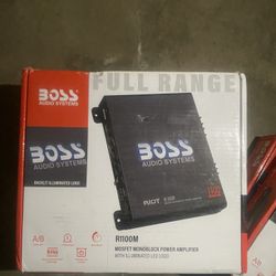 Boss 1100 Watt Amplifier 
