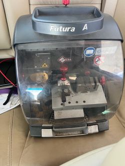 Key cutting machine