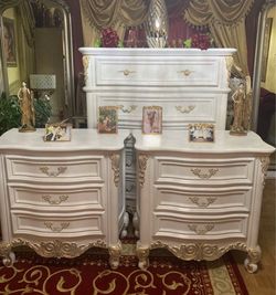 Beautiful bedroom set are three elegant pieces are huge colors white and gold set has been refurbished !🌺