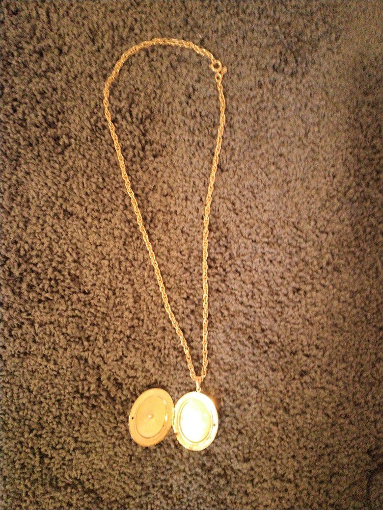Gold Necklace With Locket 