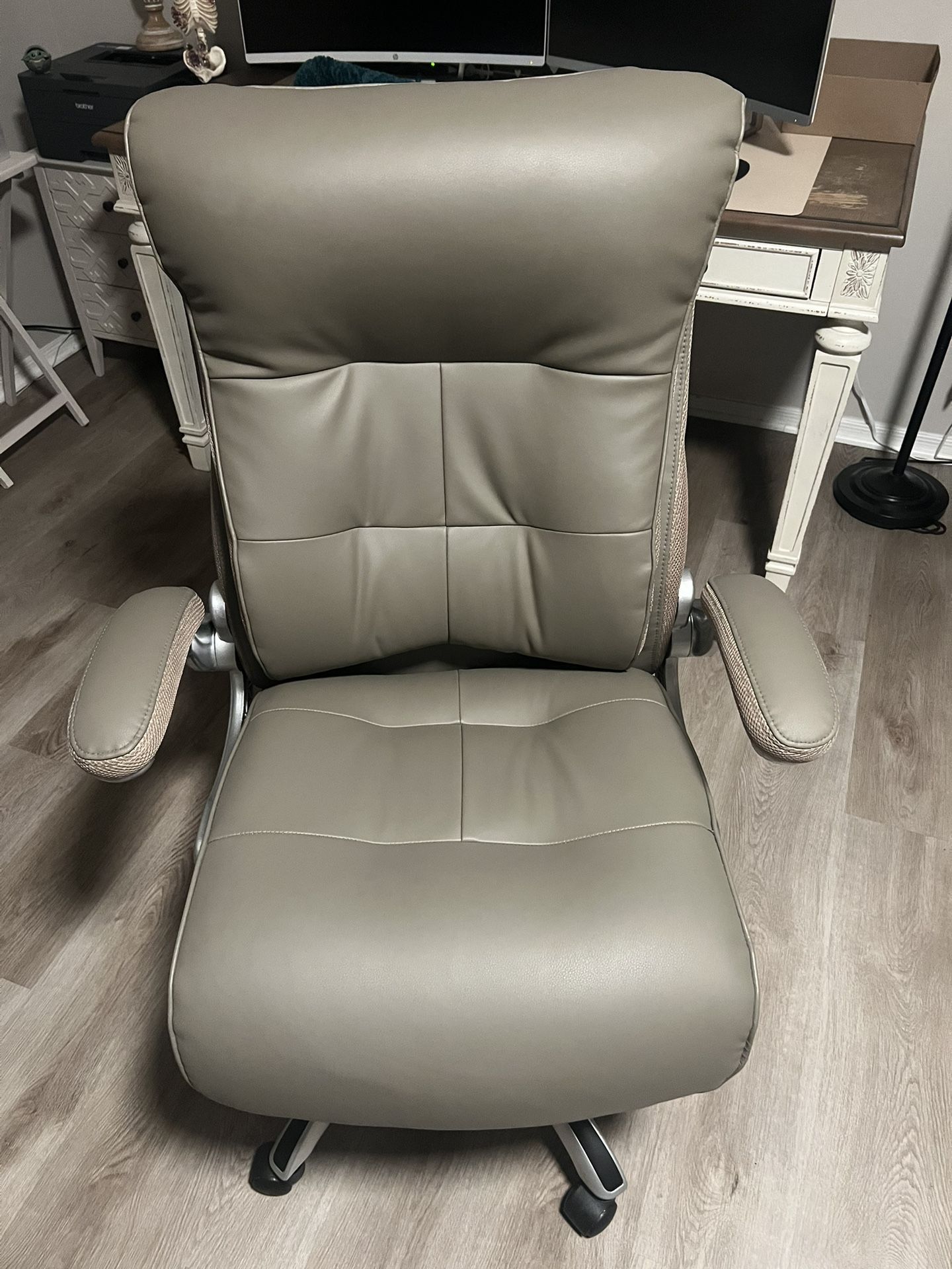 Executive desk chair