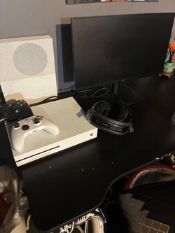 Xbox 1s with 23 inch monitor and cords all works