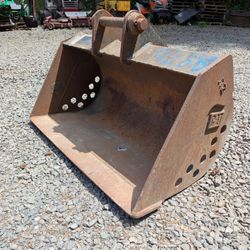 48" CAT 420 Backhoe Clean Out Bucket 