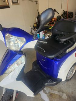 ELECTRIC SCOOTER 30MPH MAX. NEW BATTERIES  STREET LEGAL NO LISCENCE REQUIRED!