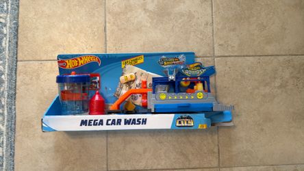 Hot wheels Mega Car Wash Toy with color changing car