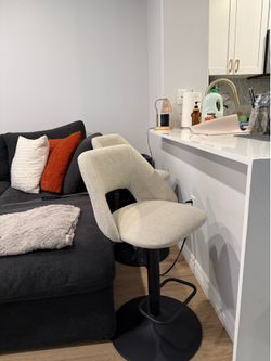 2 island/ Bar  chairs in excellent condition barely used